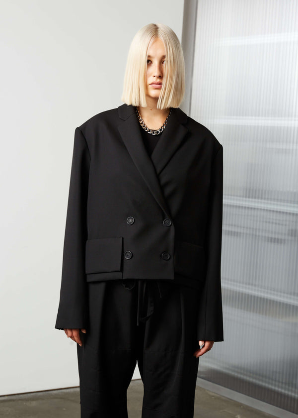 INTERNATIONAL CITIZEN.  Style: The Oversized Men’s Jacket features classic mens tailoring details within the inner construction with an oversized shape. Unisex item. Made of Italian Wool RWS, Obsidian Black. Spiritually Infused, Sustainable Luxury Fashion in Berlin. Front photo.