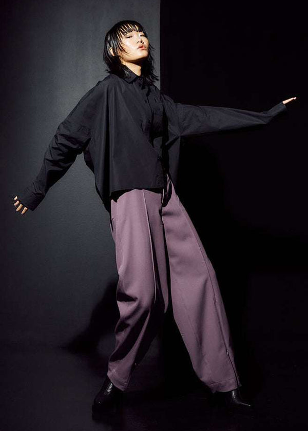 INTERNATIONAL CITIZEN.  Style: The Cubism Shirt is a 3-dimensional cube tilted on its axes to create a boxy minimal front body. Unisex Item. Action photo front view. Made of Italian Organic Cotton, Obsidian Black. Spiritually Infused, Sustainable Luxury Fashion in Berlin.
