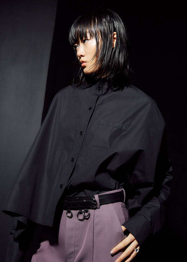 INTERNATIONAL CITIZEN.  Style: The Cubism Shirt is a 3-dimensional cube tilted on its axes to create a boxy minimal front body and a utility pen pocket on the chest. Unisex Item. Close up front photo. Made of Italian Organic Cotton, Obsidian Black. Spiritually Infused, Sustainable Luxury Fashion in Berlin.
