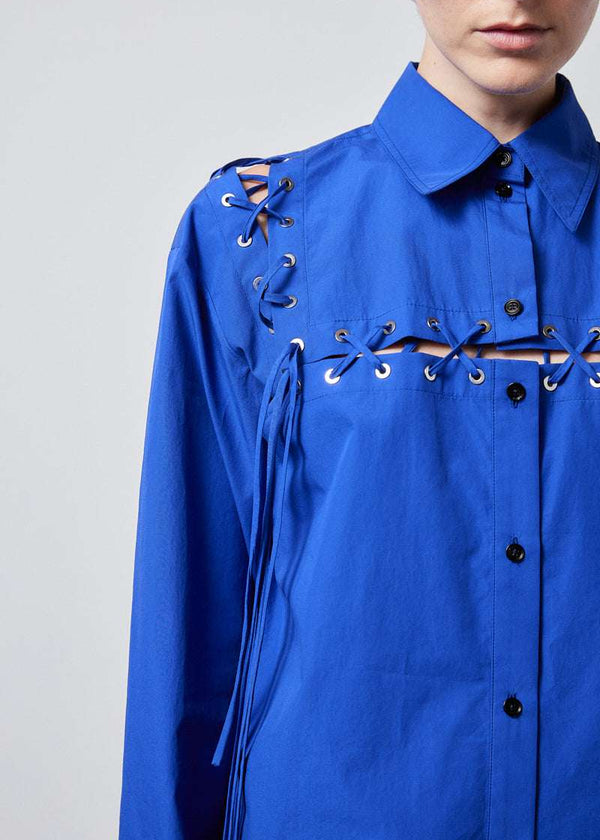 INTERNATIONAL CITIZEN.  Style: The Stitch Shirt transforms into multiple iterations.  Made of Italian Organic Cotton, Lapis Lazuli Blue. Spiritually Infused, Sustainable Luxury Fashion in Berlin. Close up of front shoulder.
