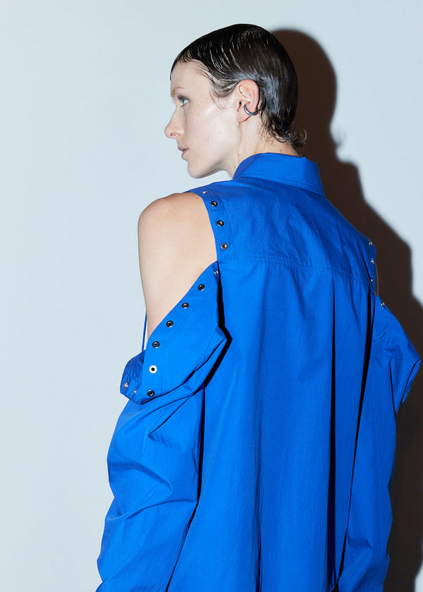 INTERNATIONAL CITIZEN.  Style: The Stitch Shirt. Back vie unstitched. Made of Italian Organic Cotton, Lapis Lazuli Blue. Spiritually Infused, Sustainable Luxury Fashion in Berlin. Front photo.