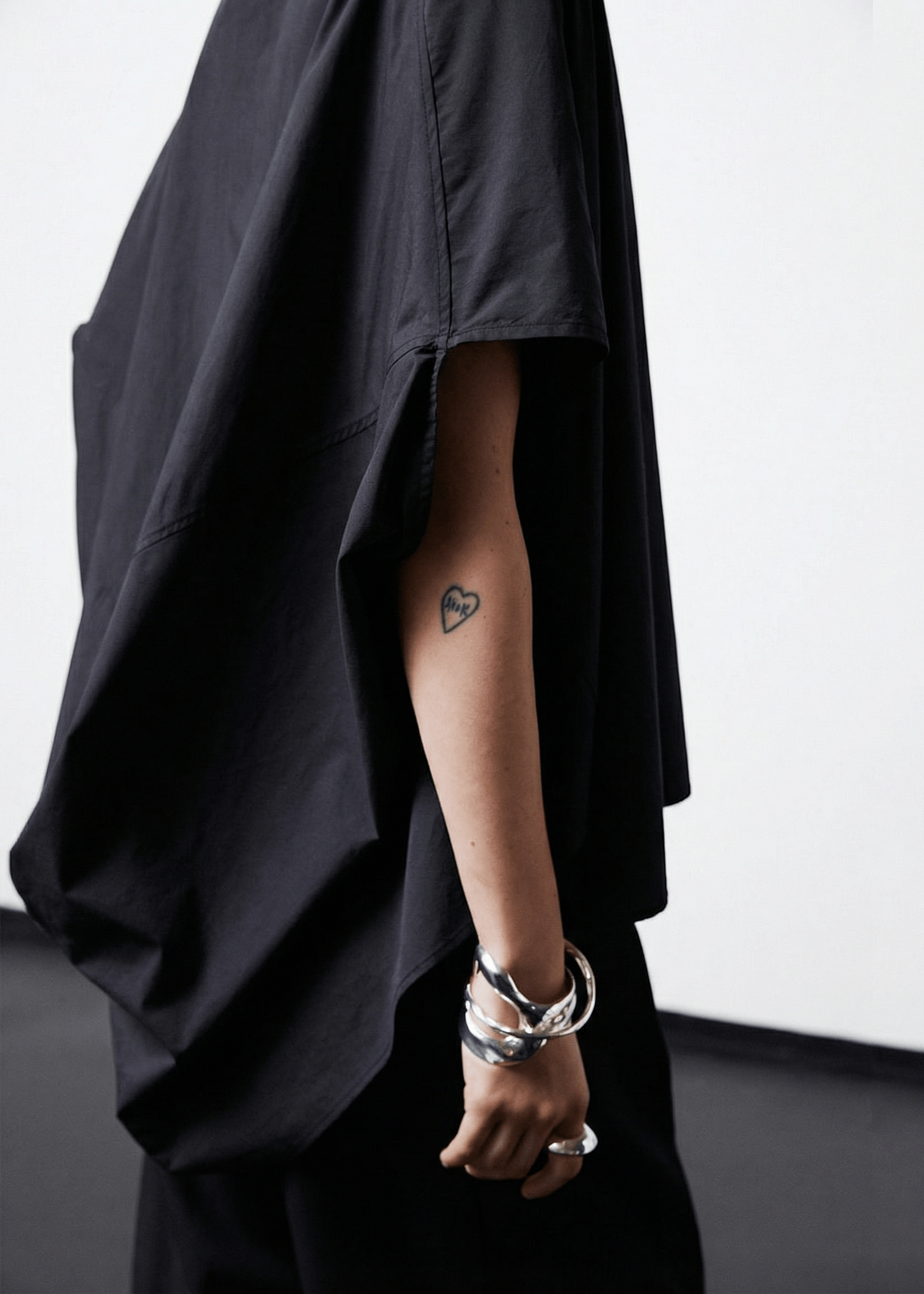 INTERNATIONAL CITIZEN.  Style: The Cubism Shirt is a 3-dimensional cube tilted on its axes. Back view. Unisex Item. Made of Italian Organic Cotton, Obsidian Black. Spiritually Infused, Sustainable Luxury Fashion in Berlin.
