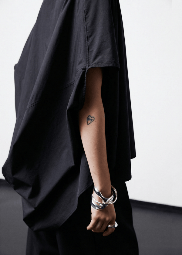 INTERNATIONAL CITIZEN.  Style: The Cubism Shirt is a 3-dimensional cube tilted on its axes. Back view. Unisex Item. Made of Italian Organic Cotton, Obsidian Black. Spiritually Infused, Sustainable Luxury Fashion in Berlin.