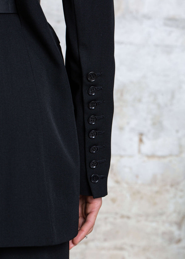 INTERNATIONAL CITIZEN.  Style: The Heart Opener Jacket. Clse up photo of the back sleeve vent. Made of Italian Wool, certified (RWS) Responsible Wool Standard, Obsidian Black. Spiritually Infused, Sustainable Luxury Fashion in Berlin.