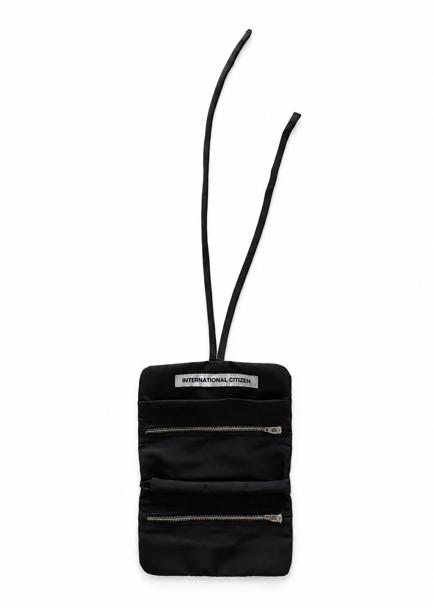 INTERNATIONAL CITIZEN: The Jewel Travel Bag is made of water repellent reNylon Gabardine. It features a zipper welt pocket to store you jewelry that folds and ties for closure.
Unisex Item.