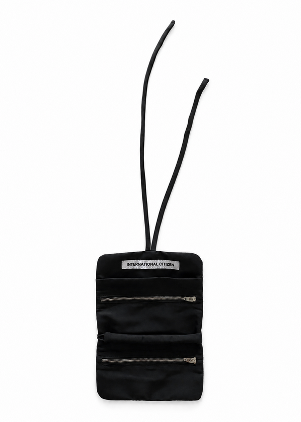 INTERNATIONAL CITIZEN: The Jewel Travel Bag is made of water repellent reNylon Gabardine. It features a zipper welt pocket to store you jewelry that folds and ties for closure.
Unisex Item.