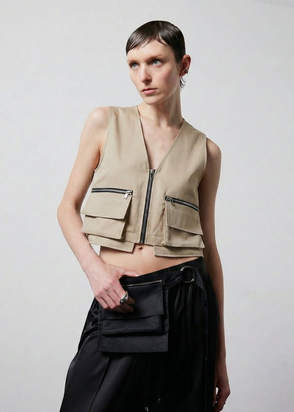 INTERNATIONAL CITIZEN.  Style: The Mini Zipper Vest has double pocket detailing with both a patch pocket and zipper welt with exposed pocket bags. It is fully lined with cotton poplin. Front view. Made of Organic Cotton, Dune. Spiritually Infused, Sustainable Luxury Fashion in Berlin.