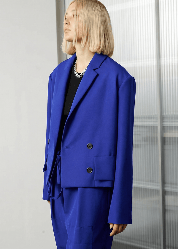INTERNATIONAL CITIZEN.  Style: The Oversized Men’s Jacket features classic mens tailoring details. Side front view. Unisex item. Made of Italian Wool RWS, Lapis Lazuli Blue. Spiritually Infused, Sustainable Luxury Fashion in Berlin.